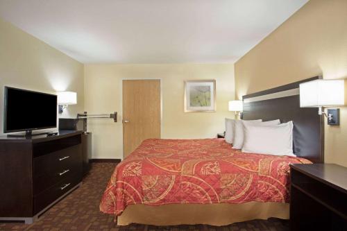 Una cama o camas en una habitación de Days Inn by Wyndham Hammond