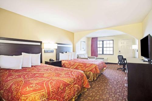Una cama o camas en una habitación de Days Inn by Wyndham Hammond