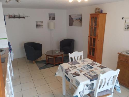 une cuisine et une salle à manger avec une table et des chaises dans l'établissement Deux pièces centre historique, à Vannes