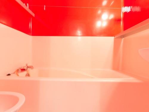 une salle de bain avec une baignoire blanche et un lavabo dans l'établissement Appartement Lumineux: 2 Pièces, Balcon Sud-Ouest, Wifi, Centre Station - FR-1-346-410, à Arc 1800