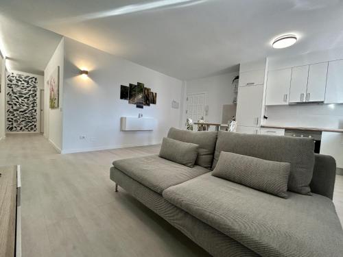 a living room with a couch and a kitchen at Casa Miami in Alcalá