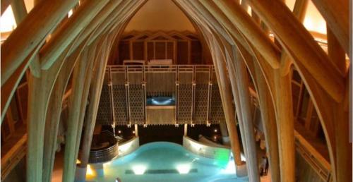 une vue aérienne d'une piscine dans un immeuble dans l'établissement Charmant appartement au centre de Bagnères-de-Bigorre, à Bagnères-de-Bigorre