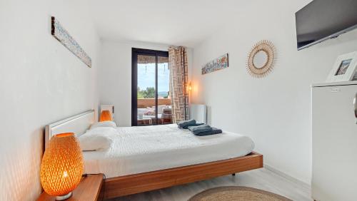 une chambre avec un lit et une fenêtre dans l'établissement EASY MARINES - proche plage, à Cogolin