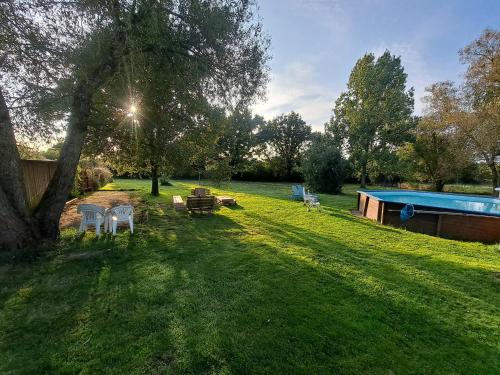 une cour avec une table de pique-nique et une piscine dans l'établissement Gites de la Janais, à Le Pin