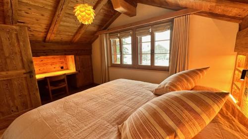 Postel nebo postele na pokoji v ubytování Chalet by the River in Gstaad With Sauna