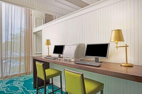 Wyndham Garden Lake Buena Vista Disney Springs® Resort Area Image