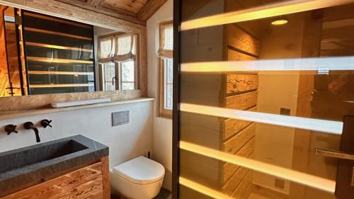 Koupelna v ubytování Chalet by the River in Gstaad With Sauna