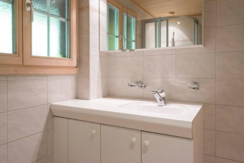 Gstaad Duplex Flat - Amazing Lake Chalet with pond