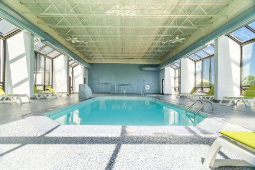 a swimming pool in a building with windows at Comfort Inn & Suites Evansville Airport in Evansville