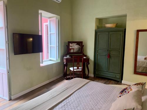 a bedroom with a bed and a green cabinet at Patios del Agua in El Puerto de Santa María