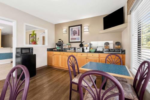 a kitchen and dining room with a table and chairs at Econo Lodge St George in Saint George