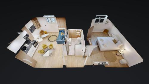 - une vue sur la cuisine et le salon sur un bateau dans l'établissement Bluestay 286 - Cozy appartement à Paris, à Paris