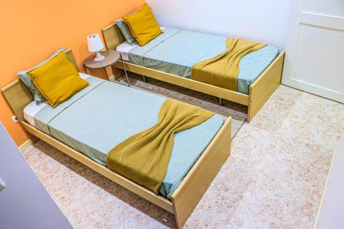 - 2 lits jumeaux dans une chambre avec une table dans l'établissement Coração de Santa Maria, à Santa Maria