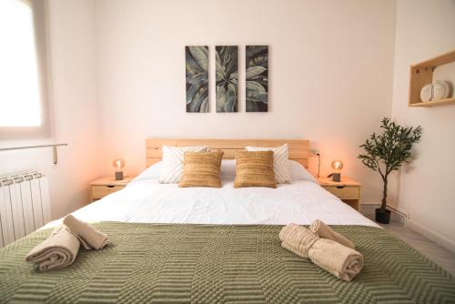 una camera da letto con un letto grande con due cuscini sopra di Descubre Somontano a Torres de Alcanadre