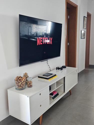 Televisyen dan/atau pusat hiburan di Quarto em Apartamento