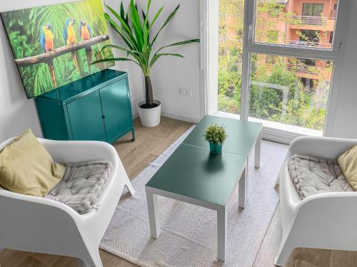 un salon avec une table et deux chaises dans l'établissement Appartement Elégant à Deux Pas du Capitole, à Toulouse