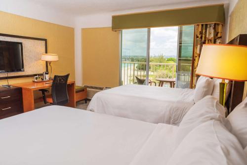 En eller flere senge i et værelse på Radisson Aquatica Resort Barbados