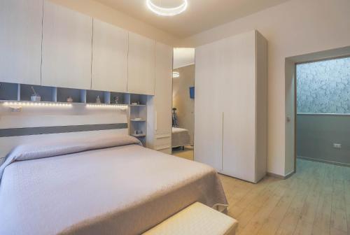 a bedroom with a large bed in a room at Primavera Guest House - In Centro, Vicino Aeroporto, Salerno e Paestum in Pontecagnano