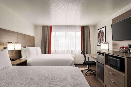 a hotel room with two beds and a desk at Best Western Helena - Capitol Hotel in Helena