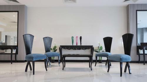 a group of chairs and a table in a room at Best Western Plus Jeddah Hotel Madinah Road in Jeddah