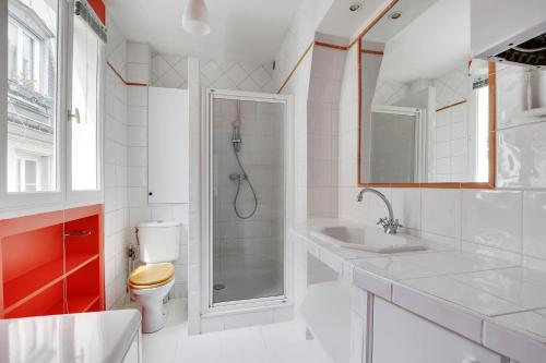 une salle de bain avec une douche, des toilettes et un lavabo dans l'établissement Pick A Flat's Apartment in Ternes - Arc de Triomphe, à Paris