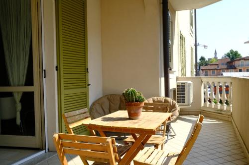 a wooden table and chairs on a balcony at Later in Crema