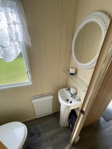 Bilik mandi di 3 Bedroom Caravan, Edi Rita, Robin Hood, Pet Friendly