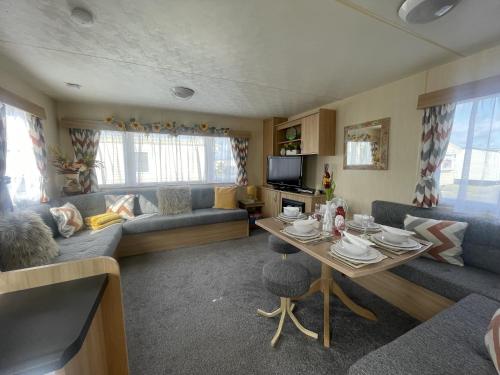 Χώρος καθιστικού στο 3 Bedroom Caravan, Edi Rita, Robin Hood, Pet Friendly