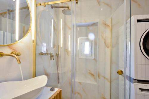 un bagno con doccia e lavandino di Fill In Luxury Apartment, Corfu Old Town a Città di Corfù
