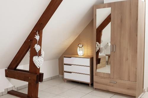 een trap met een spiegel en een dressoir in een kamer bij Celies Country Cottage in Blaru