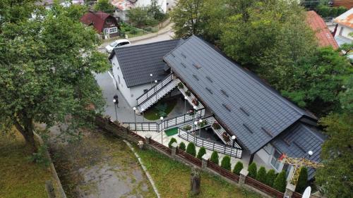 an overhead view of a large house with a roof at Cazare Moldi Btt in Câmpulung Moldovenesc