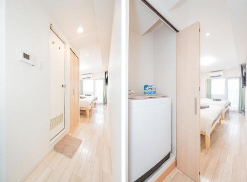 a white room with a hallway and a bedroom at 新宿市中心歌舞伎客房源出行便利免费Wi-Fi in Tokyo