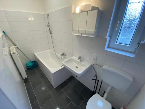ein weißes Badezimmer mit Waschbecken und Toilette in der Unterkunft Kleever Apartment Bad Schwalbach in Bad Schwalbach