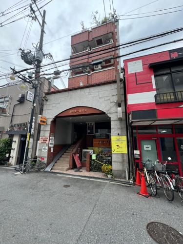 大阪市にあるルミエール天満の路上の店の外に自転車が駐められている