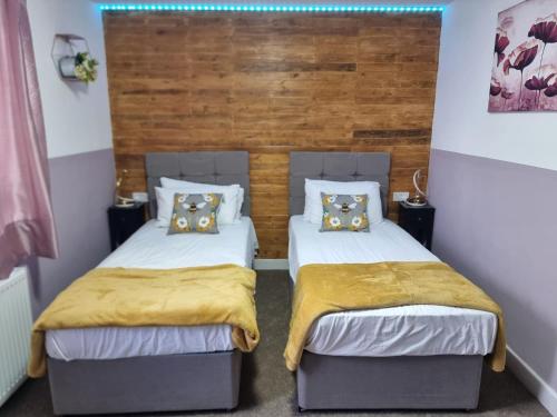 Voodi või voodid majutusasutuse 2 Bedroom, sleep 6 Beds in London , Sleep 6 in Tooting by ZAFTASTIC toas