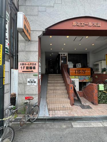 大阪市にあるルミエール天満の建物前に駐輪する自転車