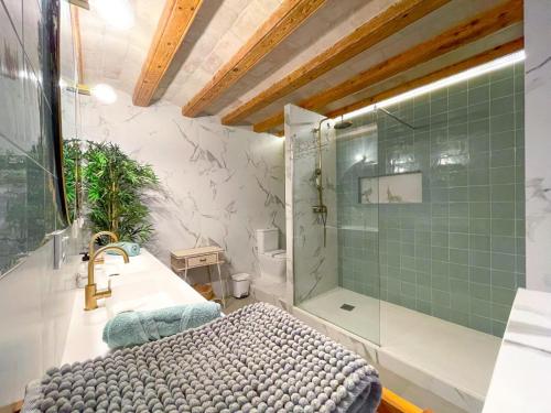 a bathroom with a sink and a shower at Apartment Rafol in Vilanova i la Geltrú