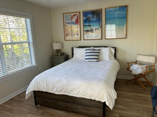 默特尔比奇Its JTs的卧室里有一张床，床上有一个枕头