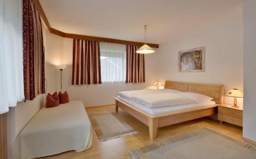 1 dormitorio con 2 camas y ventana en Apartment Alpin, en Aschau