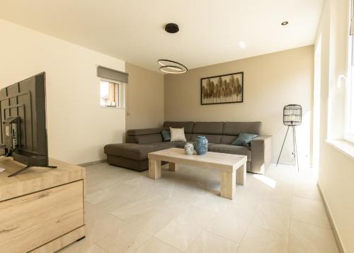 a living room with a couch and a coffee table at Vakantiewoning De Ketten in Schoppem