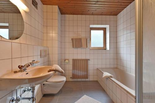 y baño con lavabo, aseo y bañera. en Apartment Alpin, en Aschau