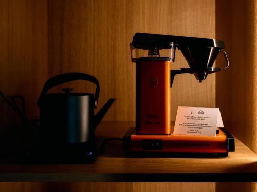 a blender sitting on top of a table at Sturmhaube Sylt in Kampen