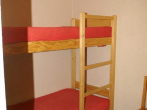 Ce lit superposé se trouve dans un dortoir avec une échelle. dans l'établissement Appartement cosy proche pistes avec balcon - FR-1-557A-12, à La Ferrière