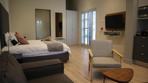 Rúm í herbergi á The Wantage Suites