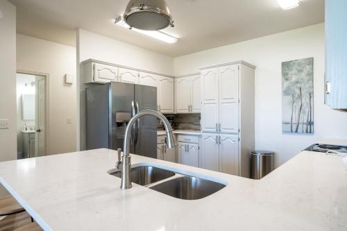 Una cocina con fregadero y frigorífico de acero inoxidable. en Lakeside Haven with Hot Tub, en Hot Springs