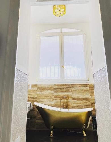 Ένα μπάνιο στο Villa La Terrazza Suites