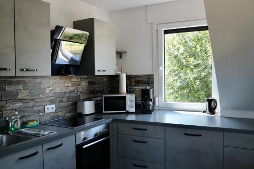 Η κουζίνα ή μικρή κουζίνα στο Gemütliches Apartment am Brombachsee mit Seeblick.