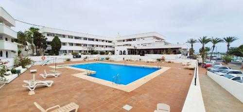 Πισίνα στο ή κοντά στο Apartamento Villa Azul, 1ª línea de playa