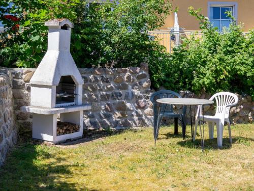 un tavolo con sedie e una casetta per uccelli in un cortile di Ferienwohnungen in Göhren a Göhren