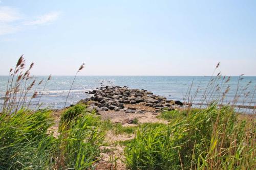un cumulo di rocce su una spiaggia vicino all'oceano di Ferienwohnungen in Göhren a Göhren